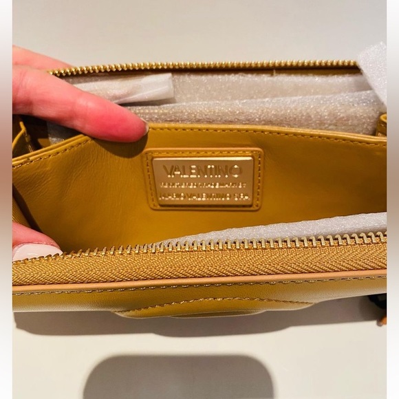 Brand new MARIO BY MARIO VALENTINO Leather Zip Around Full Size Wallet - Picture 5 of 6